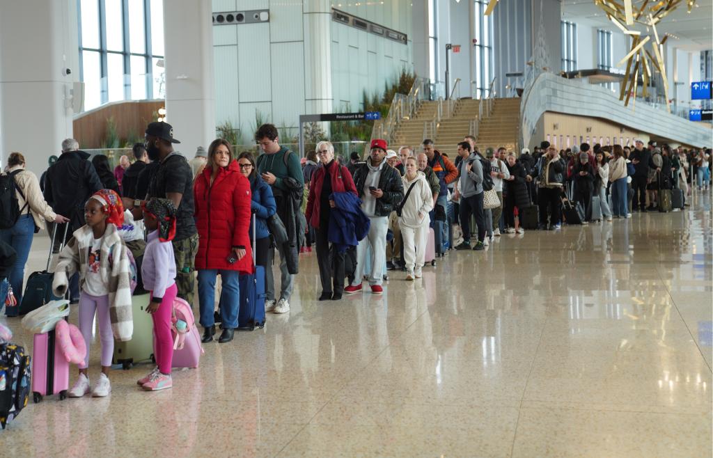 终于领到工资 美国机场安检人员缺勤率大幅下降