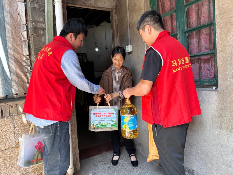 党群志愿服务队送关爱