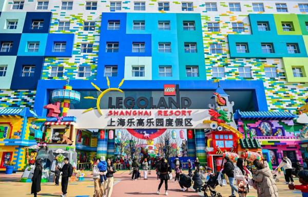 3月中旬，人们在上海乐高乐园度假区游览。新华社记者 陈爱平 摄 