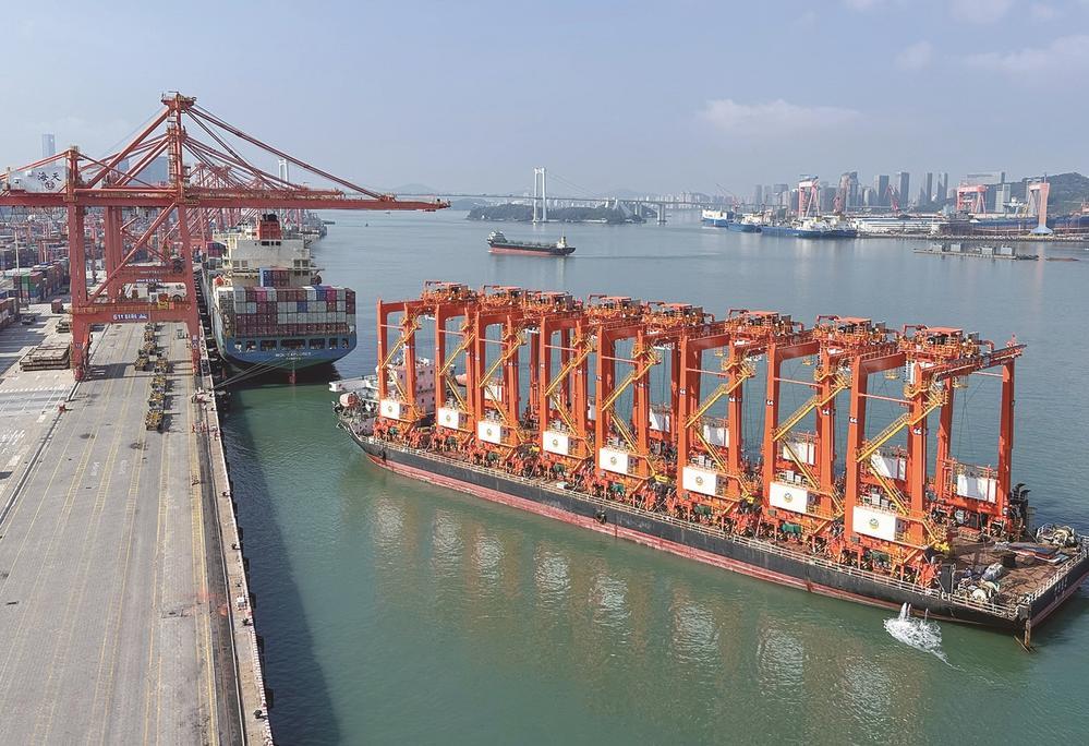 厦门海天码头来了8台亮橙色“大块头”