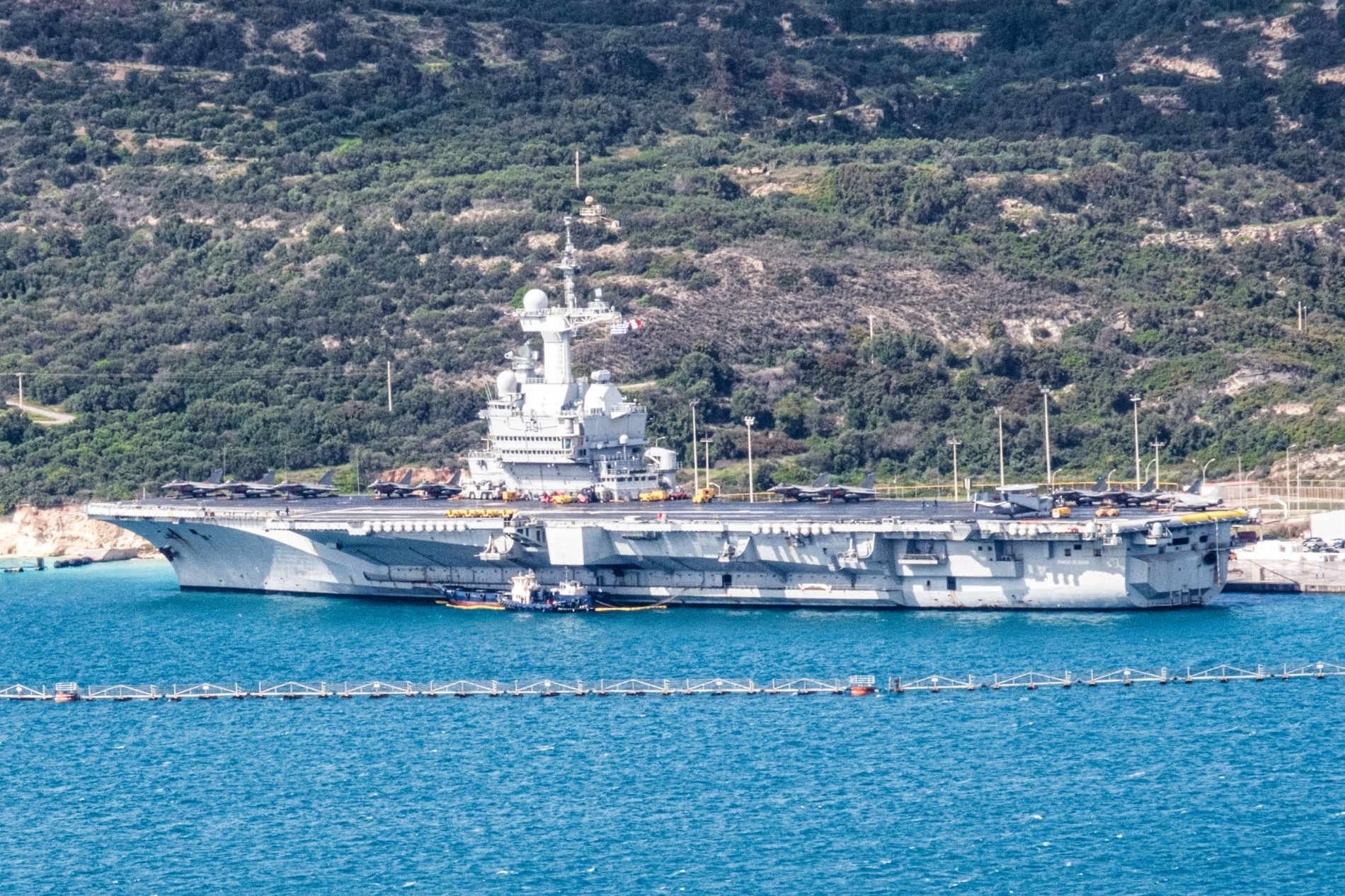 法国“戴高乐”号航母停靠希腊苏达湾海军基地