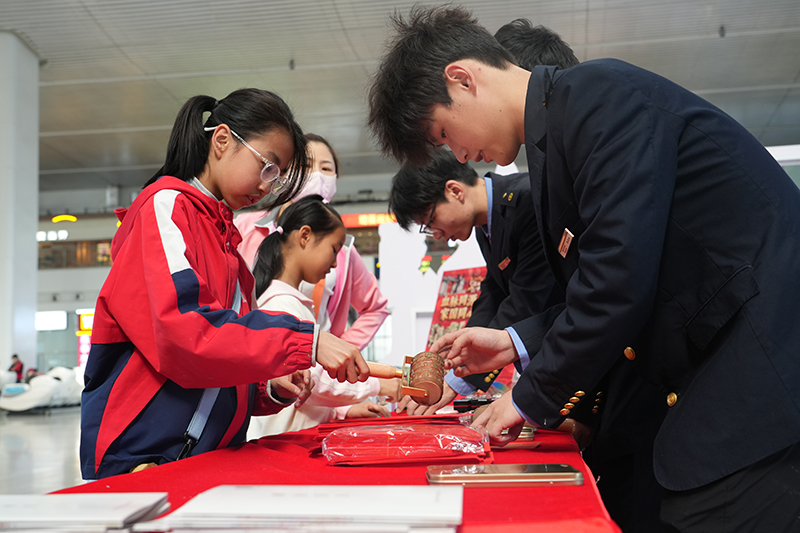 清明叙乡情 闽台一家亲——福州火车站开展“话百家姓”主题活动