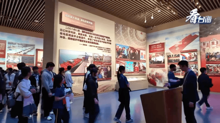 清明追思长征路 台湾青年走进党史展览馆缅怀革命先辈