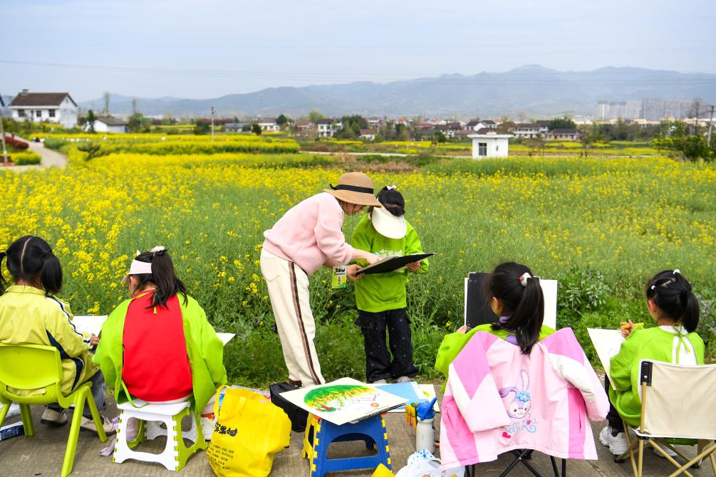 3月28日，学生在陕西省汉中市西乡县杨河镇高土坝社区油菜花观花点研学。新华社记者邹竞一 摄 