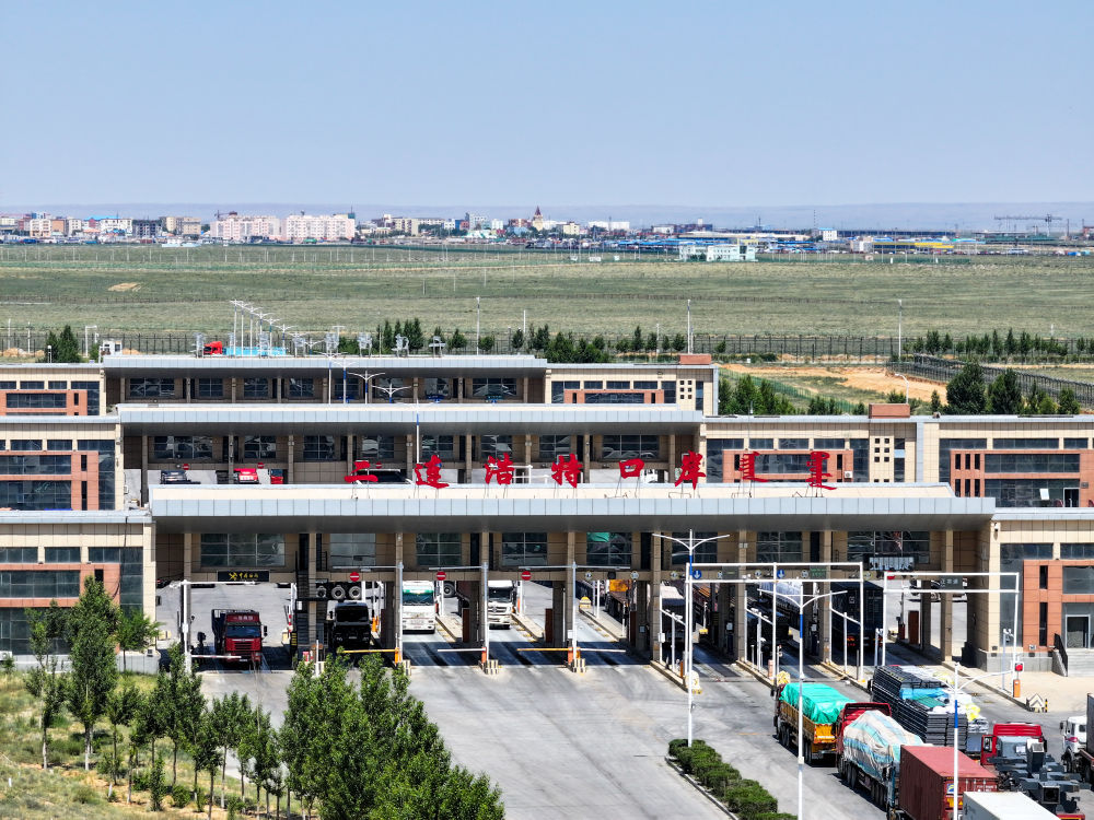 2025年6月22日拍摄的二连浩特公路口岸(无人机照片)。新华社记者 贝赫 摄 