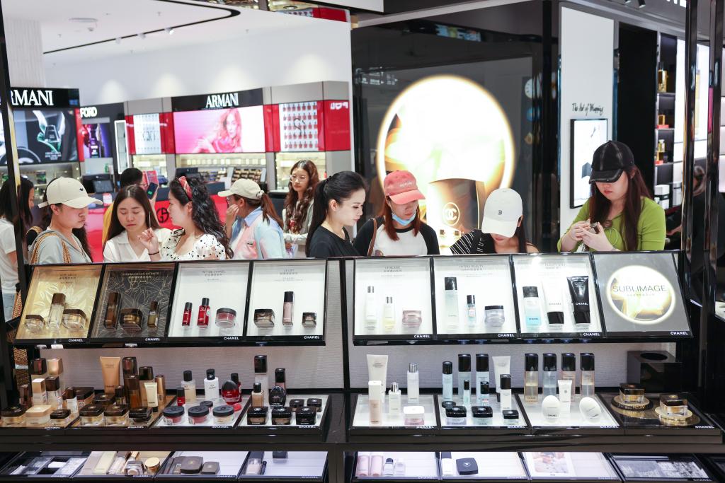 2026年3月25日，顾客在海口日月广场免税店选购商品。新华社记者张丽芸 摄 