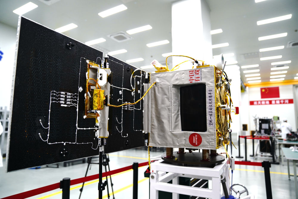 2026年3月17日在上海巡天千河空间技术有限公司拍摄的精致遥感卫星。上海G60卫星互联网产业基地位于上海松江区九亭临港松江科技城，是国家级中小企业特色产业集群，也是上海打造商业卫星及终端特色产业的核心阵地。新华社记者 张建松 摄 