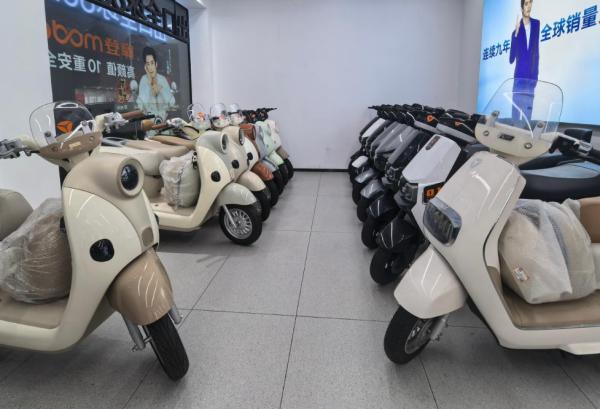 4月9日，福建省福州市平潭县雅迪电动车旗舰店展出的电摩车型。新华网 王岩 摄 