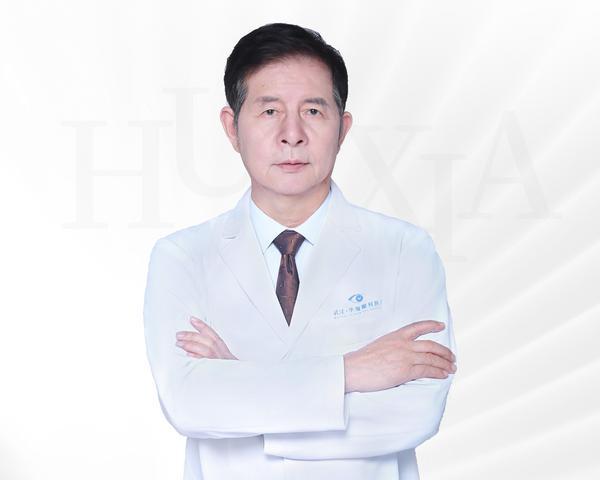 
广州医院黄牛号贩子票贩子代网上预约代挂号电话华厦名医李杜军：师承三大眼科名家，以心医眼点亮绝望视界