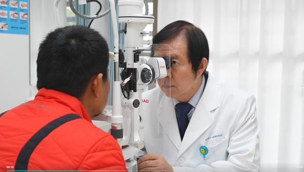 
广州医院黄牛号贩子票贩子代网上预约代挂号电话华厦名医李杜军：师承三大眼科名家，以心医眼点亮绝望视界