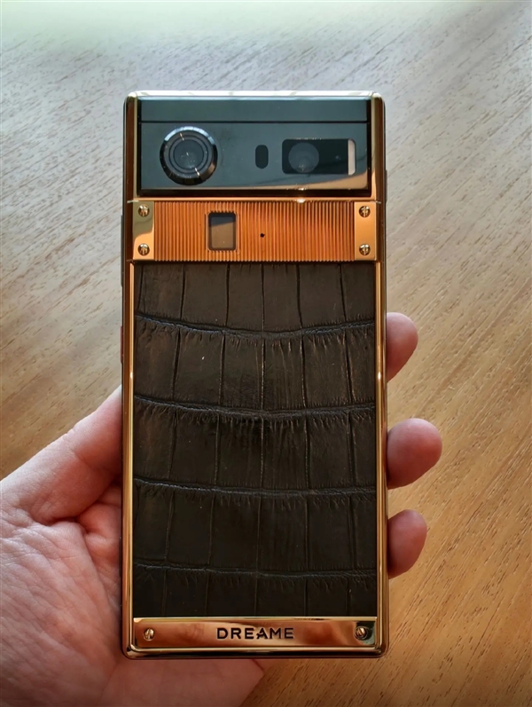 俞浩晒追觅手机真机！鳄鱼皮+黄金外观：奢华无比
