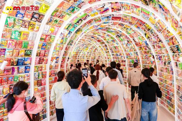 
暨南大学附属第一医院黄牛号贩子票贩子代网上预约代挂号电话吉尼斯纪录认证！全球最大零食店“零食王国”今日开业