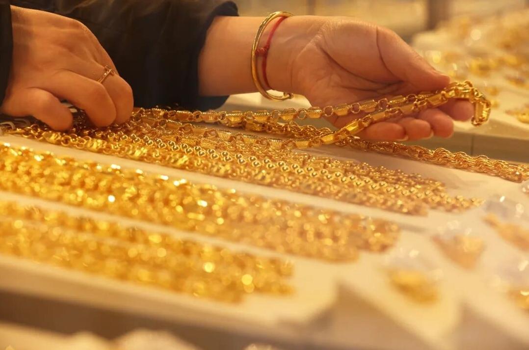 霍尔木兹海峡重开 国际金银价格大涨