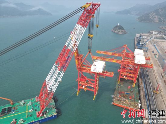 福州港罗源湾港区迎来三台“世界级”卸船机