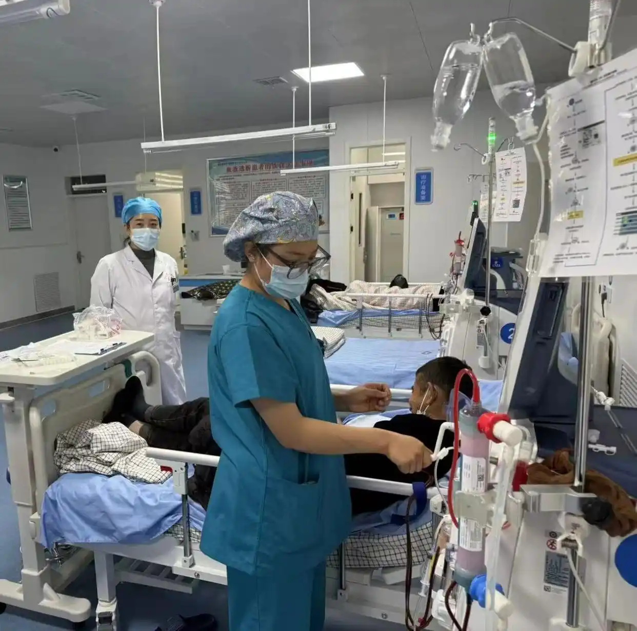 “每天一睁眼，两千块就没了”，乡镇卫生院过得怎么样？