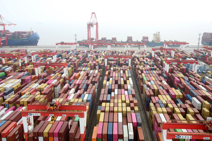 4月1日，记者拍摄的上海洋山深水港四期自动化码头。新华社记者 程丽 摄 