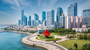 台湾同胞参加海军成立77周年纪念日舰艇开放活动