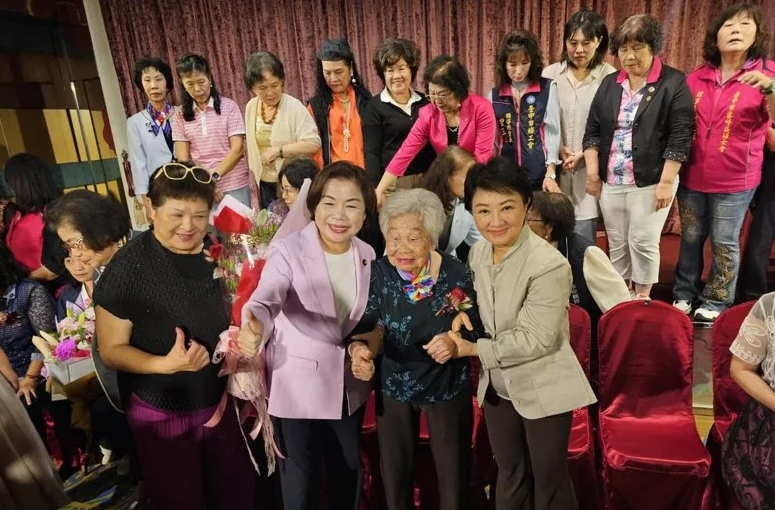 台中市长卢秀燕出席妇女会活动，近千人劝进她参选台湾地区领导人