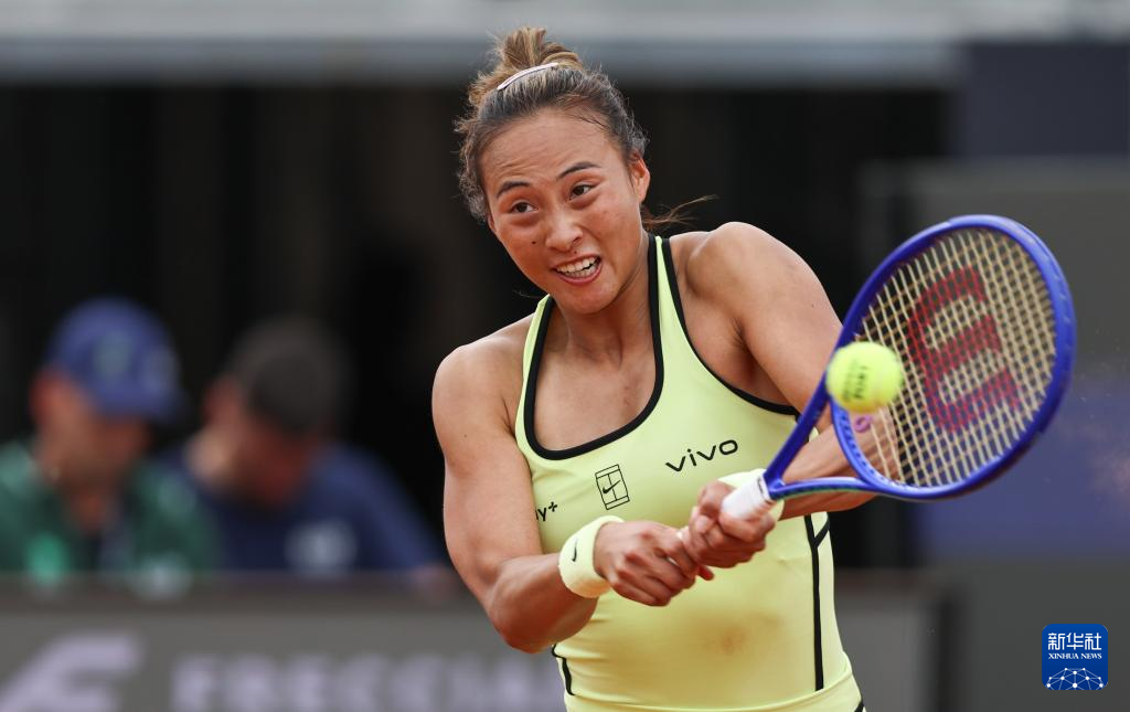 网球——WTA1000罗马站：郑钦文首轮晋级