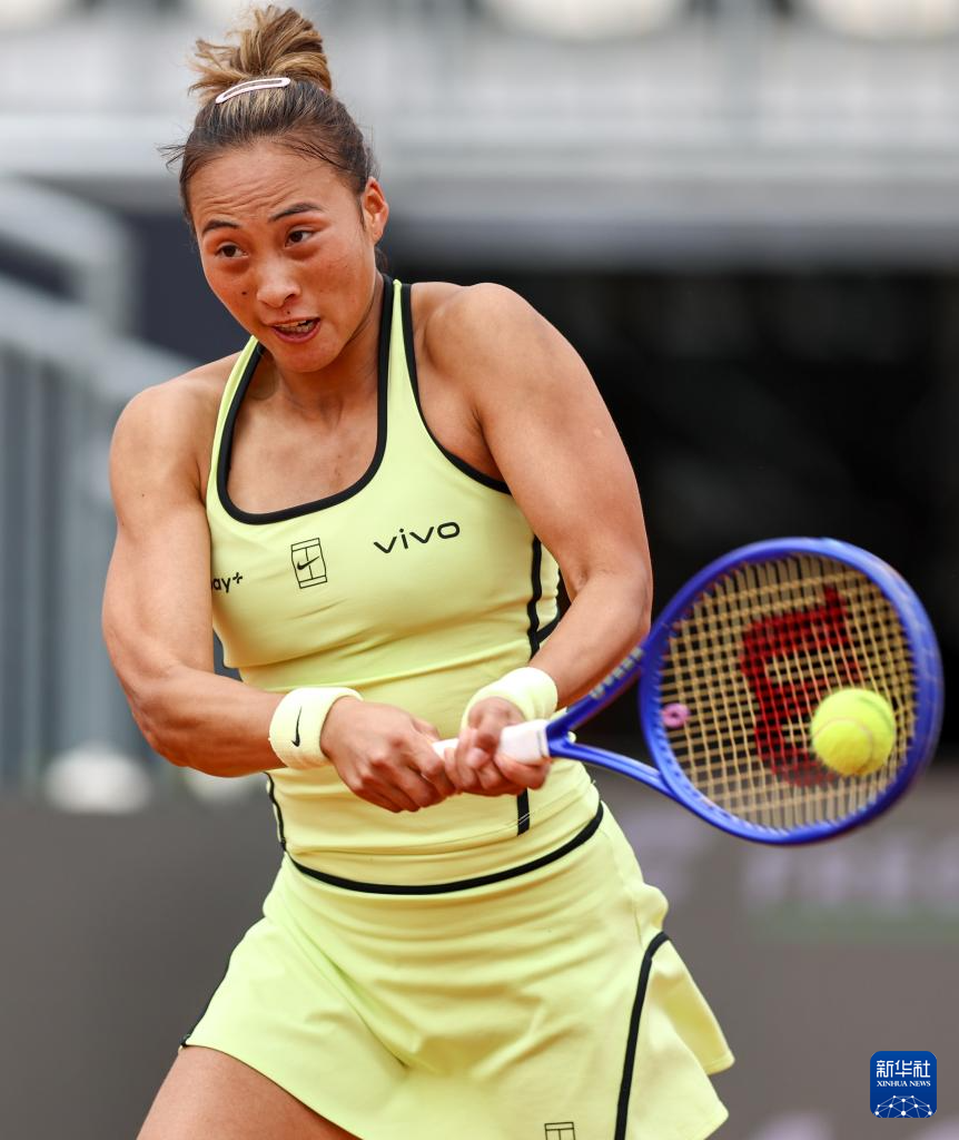 网球——WTA1000罗马站：郑钦文首轮晋级