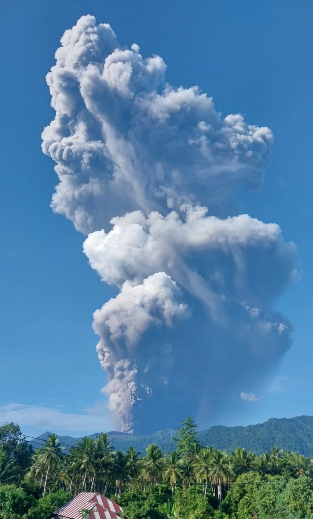印尼火山喷发已致3名登山者死亡 约20人受困