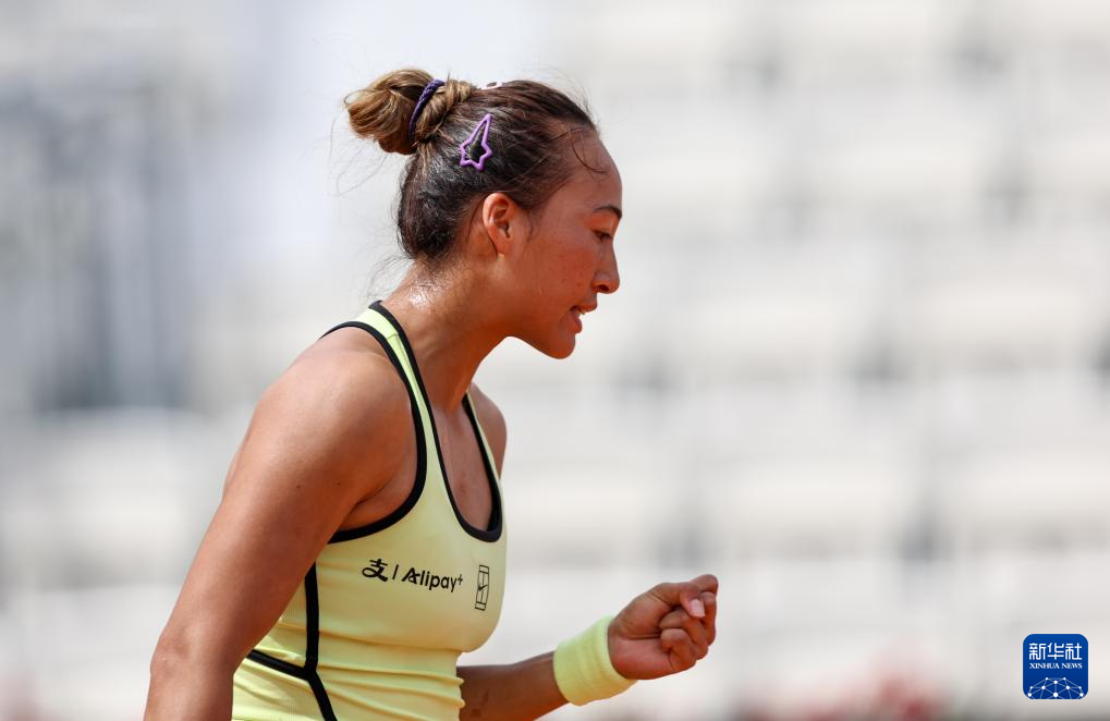 网球——WTA1000罗马站：郑钦文晋级