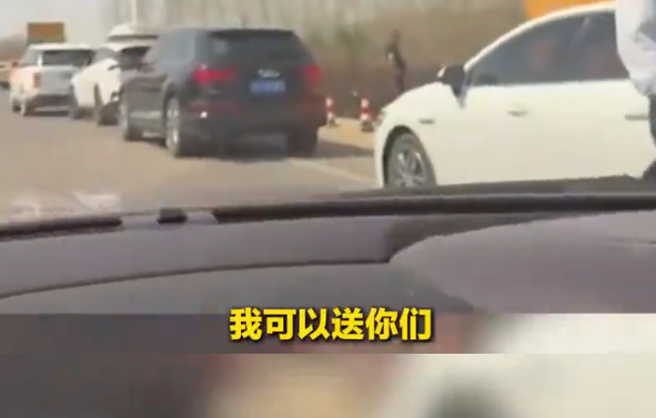 宾利车主高速救助被弃新人系摆拍 账号已被禁言