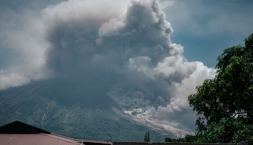 菲律宾马荣火山持续活跃 再次形成火山碎屑流