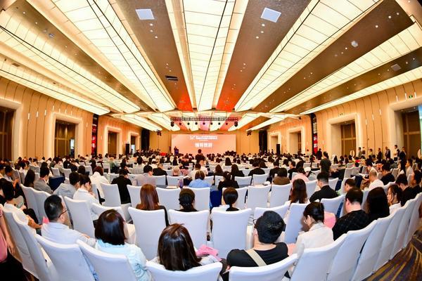 
上海新华医院黄牛号贩子票贩子代网上预约代挂号电话华厦眼科商保战略合作正式启动，创新“医疗+保险+科技”服务新模式