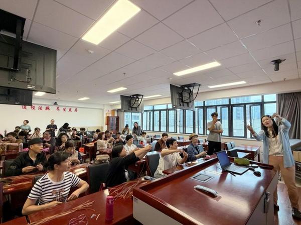 
上海市胸科医院叶波郭旭峰李志刚孙益峰黄牛挂号电话助老传艺，情暖母亲节！福建海峡银行“金融政策开放日”走进福州市老年大学