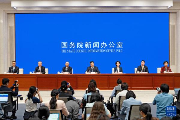 5月18日，国务院新闻办公室在北京举行新闻发布会，商务部副部长盛秋平和商务部市场运行和消费促进司司长杨沐、税务总局货物和劳务税司司长谢文、深圳市副市长罗晃浩、北京市商务局局长朴学东、上海市商务委员会负责人刘敏介绍加力优化离境退税措施扩大入境消费有关情况，并答记者问。新华社记者 张笑宇 摄 
