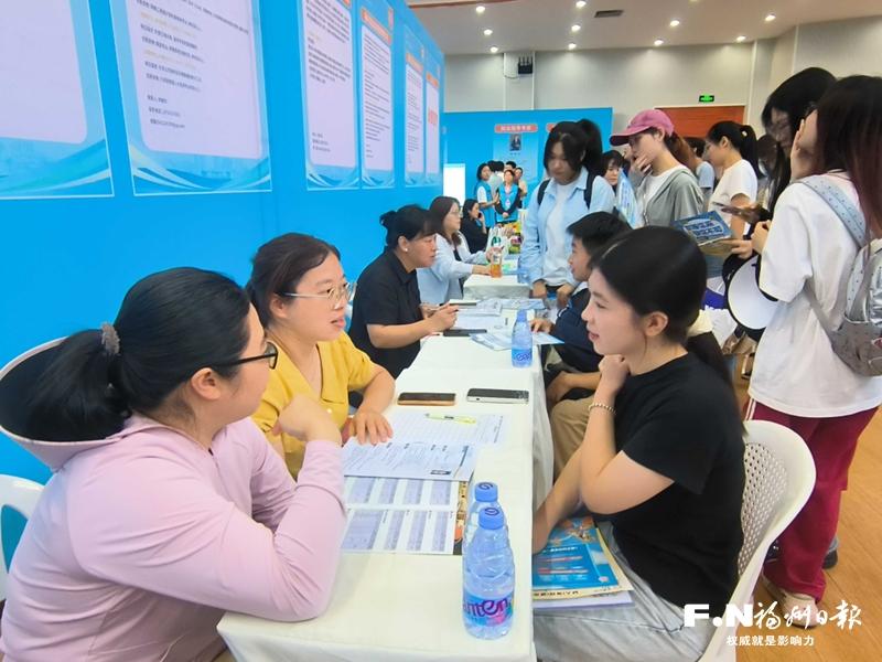 民营企业进校园专场招聘会举办 121家企业提供超2400个岗位
