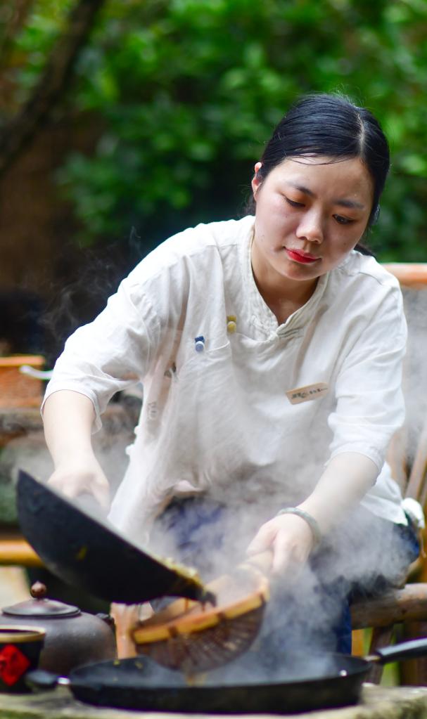 广西人待客最高礼仪：油茶 我先干为敬