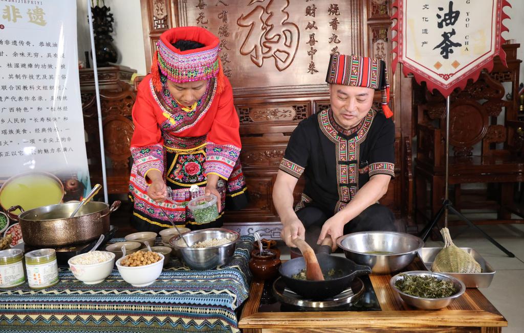 广西人待客最高礼仪：油茶 我先干为敬