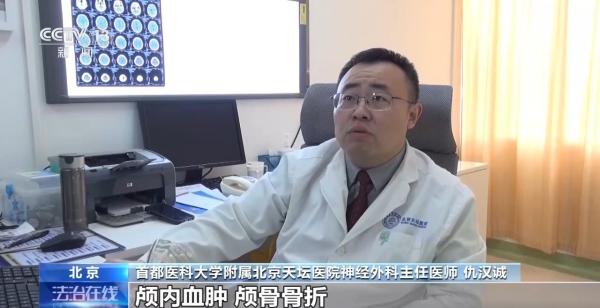 
上海长海医院黄牛号贩子票贩子代网上预约代挂号电话骑电动车时头盔戴对了吗？民警教你“一指”测试