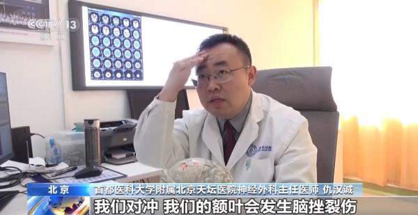 
上海长海医院黄牛号贩子票贩子代网上预约代挂号电话骑电动车时头盔戴对了吗？民警教你“一指”测试