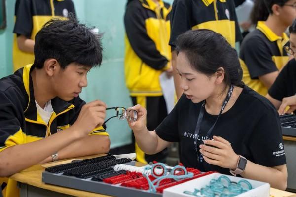 
中国医学科学院苏凯邱斌刘文胜刘杰黄牛挂号电话医企协同深耕公益生态 华厦眼科携手依视路陆逊梯卡点亮1149名马关少年清晰视界