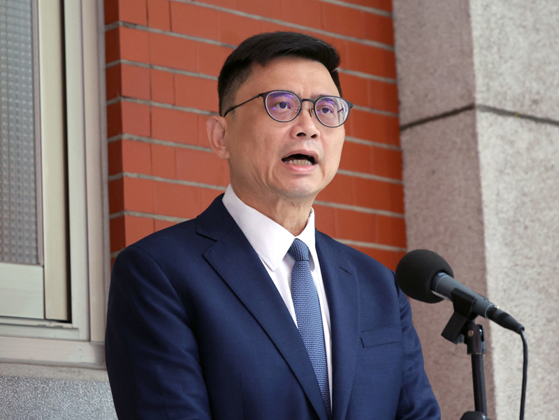 赖清德在南台湾“本命区”民调雪崩,绿营高雄选情受波及,赖瑞隆蹭蔡英文紧急“自救”