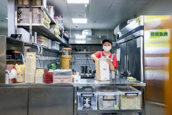 商户接入美团食安大模型“星眸”，巡检内容覆盖后厨识别、环境预警等多个环节。(受访者供图) 