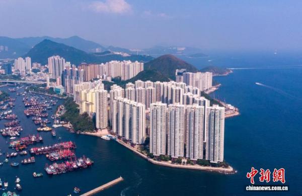 图为香港鸭脷洲海怡半岛私人住宅楼。(资料图)中新社记者 张炜 摄 