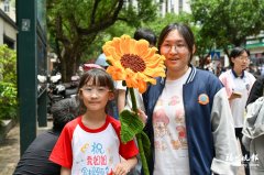
天津医科大学眼科医院黄牛号贩子票贩子代网上预约代挂号电话学子奔赴考场 全城花式应援