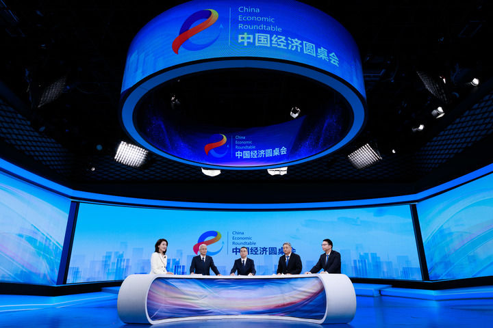 嘉宾在第三十三期“中国经济圆桌会”大型全媒体访谈节目录制现场交流发言。新华社记者 陈益宸 摄 