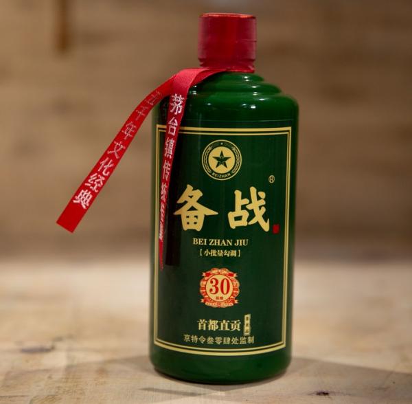 专案组查获的“备战”白酒，瓶身标注“首都直贡”“京特令三零肆处”等误导性元素。(专案组供图) 