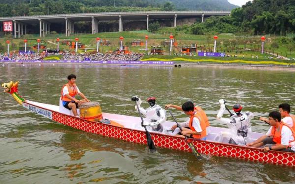 6月19日，四川巴中中华龙舟大赛赛事活动上，两台机器人与龙舟队员并肩划桨，绕场巡游表演。(巴中市委宣传部供图) 