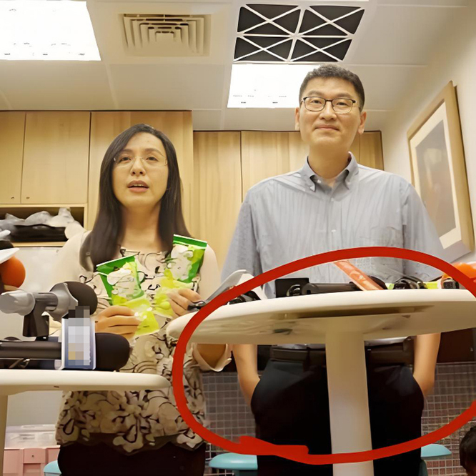 台陆委会副主委虚情假意道歉被“抓现行”，挨批“桌面下”傲慢嚣张，绿营救选情的“赔礼秀”翻车