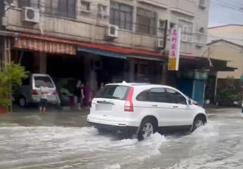 高雄淹水被吹成“高级清澈”,台网友讥:“建议‘青鸟’直接洗脸”