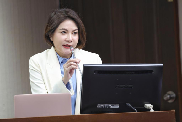 民进党当局一边喊“没钱救灾”一边“大撒币”,让绿媒及岛内前科犯长期拿巨额标案